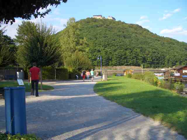 Die Uferpromenade Waldeck im Hintergrund Schloss Waldeck