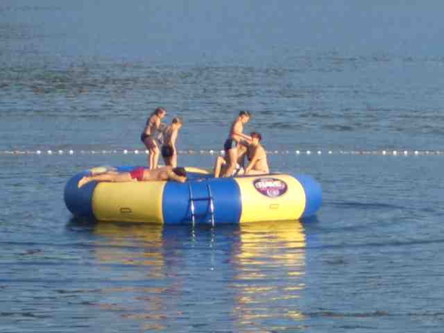 Standbad Waldeck: Badspaß am Trampolin