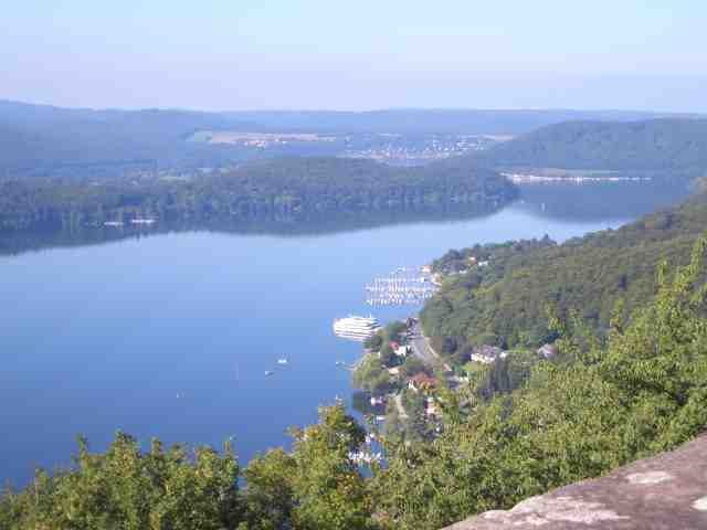 Blick vom Schloss Waldeck über die Uferpromenade Waldeck. Im Hintergrund die Halbinsel Scheid und Bringhausen