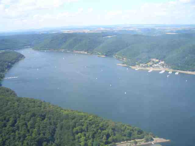 Blick vom Flieger auf den See Hammerbergspitze Uferpromenade Waldeck