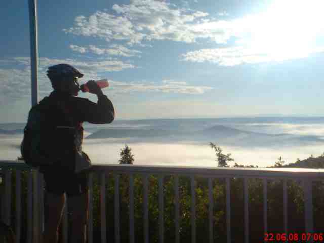 Frühmorgens auf dem Peterskopf. Blick Richtung der noch im Nebel liegenden Sperrmauer